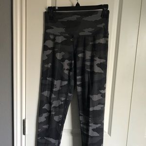 Aerie Black and grey camoflauge leggings size M